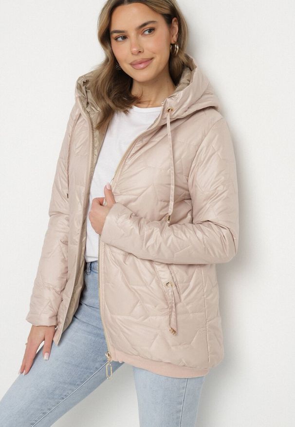 Born2be - Beżowa Kurtka Pikowana o Pudełkowym Kroju z Kapturem Teladira. Okazja: na co dzień. Typ kołnierza: kaptur. Kolor: beżowy. Styl: casual, klasyczny, elegancki