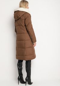 Born2be - Brązowa Pikowana Kurtka o Długim Kroju z Kapturem i Wiązanym Paskiem Neandira. Okazja: na co dzień. Typ kołnierza: kaptur. Kolor: brązowy. Materiał: jeans, materiał. Długość rękawa: długi rękaw. Długość: długie. Sezon: zima, jesień. Styl: klasyczny, casual, elegancki #6