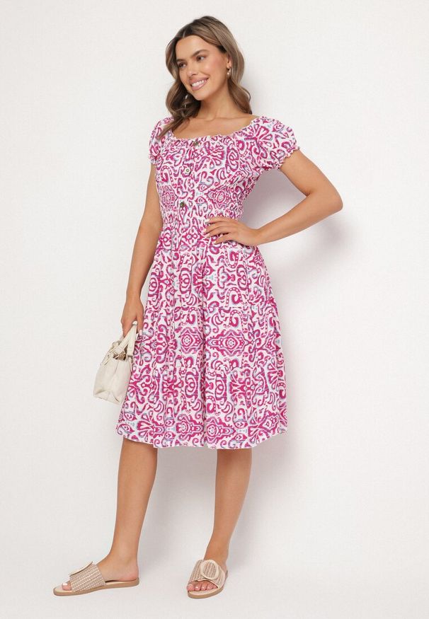 Born2be - Różowa Sukienka z Bawełny w Ornamentalny Wzór z Gumką w Pasie Natirissa. Okazja: na co dzień. Kolor: różowy. Materiał: bawełna. Długość rękawa: krótki rękaw. Sezon: lato. Typ sukienki: proste. Styl: casual, elegancki