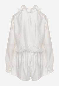 Born2be - Biały Krótki Kombinezon Ozdobiony Żabotem Menimei. Okazja: na co dzień. Kolor: biały. Materiał: materiał, poliester. Długość: krótkie. Wzór: aplikacja. Styl: casual, klasyczny, elegancki #6