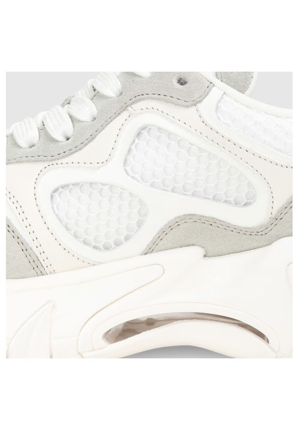 Balmain - BALMAIN Sneakersy skórzane męskie białe B-East. Kolor: biały. Materiał: skóra
