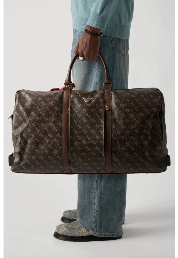 Guess - GUESS Brązowa męska logowana torba podróżna Pisa Double. Kolor: brązowy. Materiał: materiał