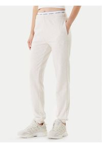 Guess Spodnie dresowe O5RB01 KCO31 Beżowy Regular Fit. Kolor: beżowy. Materiał: bawełna