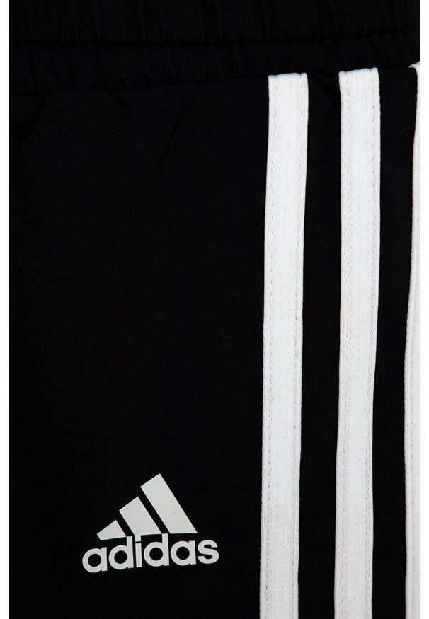 adidas Performance Szorty dziecięce kolor czarny z aplikacją. Okazja: na co dzień. Kolor: czarny. Wzór: aplikacja. Styl: casual