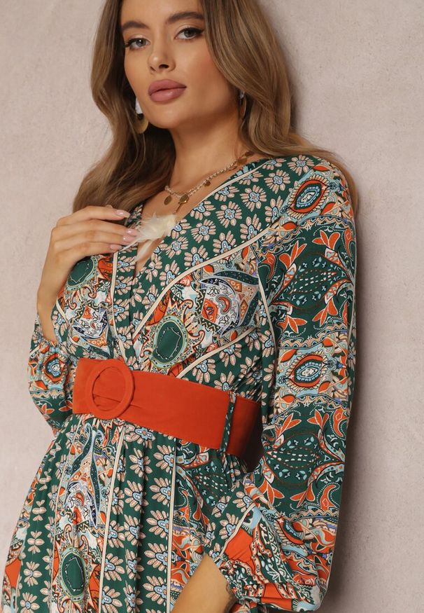 Renee - Zielona Sukienka Rozkloszowana z Paskiem Shara. Okazja: na spacer, na plażę. Kolor: zielony. Materiał: tkanina, materiał. Typ sukienki: kopertowe. Styl: boho. Długość: maxi