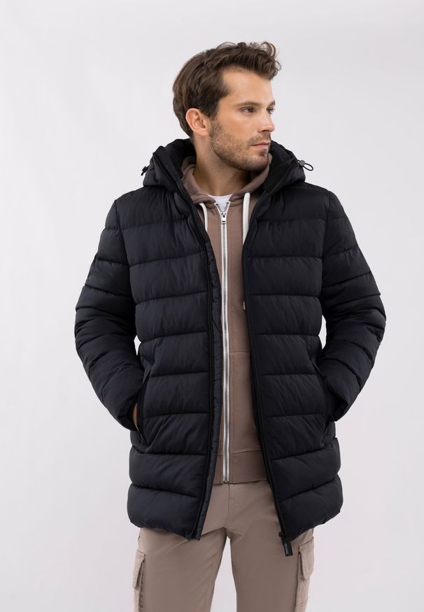 Volcano - Dłuższa, pikowana kurtka J-REVEN. Okazja: na co dzień. Typ kołnierza: kołnierzyk stójkowy. Materiał: poliester, materiał, syntetyk, polar, puch. Długość: długie. Sezon: zima. Styl: casual