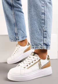 Born2be - Biało-Złote Sneakersy na Platformie Ozdobione Suwakami Halimedia. Nosek buta: okrągły. Zapięcie: sznurówki. Kolor: biały. Materiał: materiał. Wzór: aplikacja. Obcas: na platformie. Wysokość obcasa: niski #4
