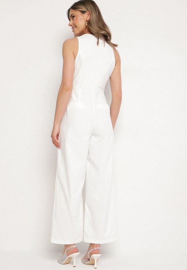 Born2be - Biały Kombinezon Taliowany Elegancki Asymetryczny z Dekoltem V Nevosse. Kolor: biały. Długość: długie. Styl: elegancki