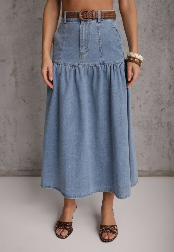 Renee - Niebieska Jeansowa Spódnica z Bawełny Ozdobiona Paskiem z Plecionki Ocearos. Okazja: na co dzień. Kolor: niebieski. Materiał: jeans, bawełna. Wzór: aplikacja. Styl: casual, elegancki