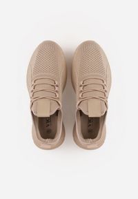 Renee - Ciemnobeżowe Buty Sportowe na Platformie ze Sznurowaniem Adelmarie. Okazja: na co dzień. Kolor: beżowy. Materiał: jeans, dresówka. Obcas: na platformie #7