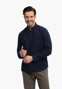 Volcano - Granatowa koszula K-SOL. Okazja: na co dzień, do pracy. Typ kołnierza: button down. Kolor: niebieski. Materiał: bawełna, materiał. Wzór: gładki, nadruk. Sezon: zima, jesień, wiosna. Styl: sportowy, klasyczny, casual, elegancki #1