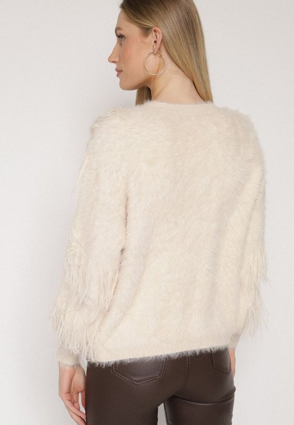 Born2be - Beżowy Kardigan z Wełną o Fakturze Imitującej Pióra z Ozdobnymi Guzikami Mevinalia. Okazja: na co dzień, do pracy, na spotkanie biznesowe. Kolor: beżowy. Materiał: wełna. Wzór: aplikacja. Sezon: jesień, zima. Styl: klasyczny, casual, biznesowy, elegancki