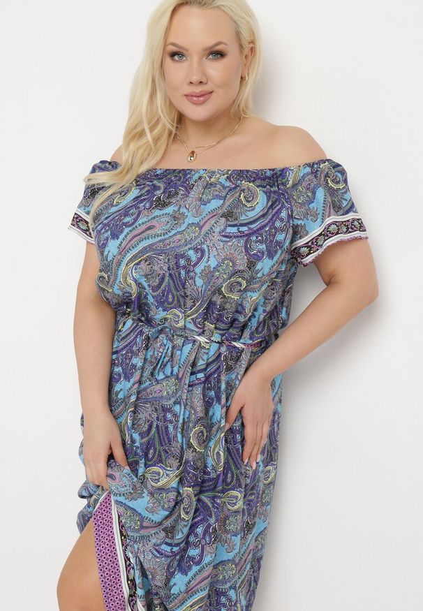 Born2be - Niebieska Bawełniana Sukienka Hiszpanka ze Sznurkiem w Talii i Wzorem Paisley Anneipa. Typ kołnierza: dekolt hiszpanka. Kolor: niebieski. Materiał: bawełna. Wzór: paisley. Sezon: lato