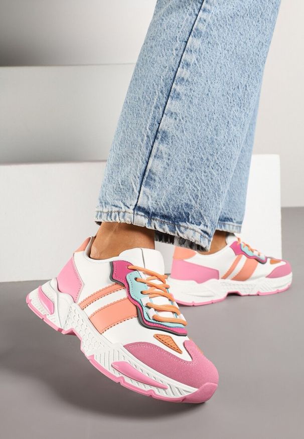 Renee - Różowo-Białe Sneakersy w Streetwearowym Stylu z Ozdobnymi Przeszyciami Isallena. Okazja: na co dzień. Zapięcie: sznurówki. Kolor: różowy