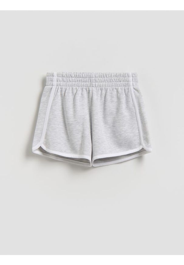 Reserved - Dresowe szorty z lampasem - jasnoszary. Kolor: szary. Materiał: dresówka