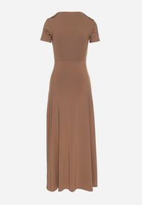 Born2be - Brązowa Sukienka z Marszczeniami Taliowana z Dodatkiem Wiskozy Arelona. Okazja: na co dzień. Typ kołnierza: dekolt w kształcie V. Kolor: brązowy. Materiał: wiskoza. Długość rękawa: krótki rękaw. Typ sukienki: proste. Styl: casual #5