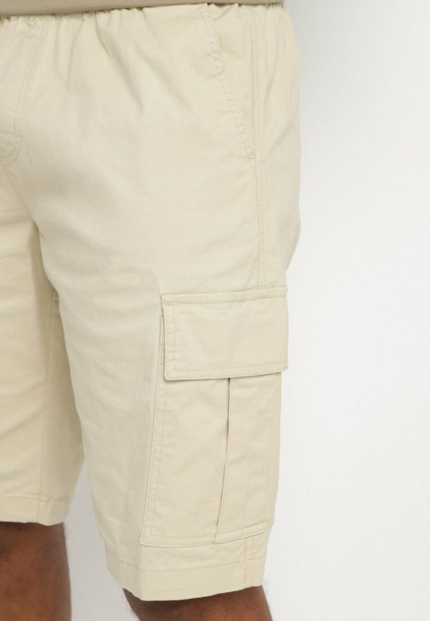 Born2be - Ciemnobeżowe Szorty Cargo z Bawełny Vikiitori. Okazja: na co dzień. Kolor: beżowy. Materiał: bawełna. Sezon: lato. Styl: klasyczny, casual, elegancki