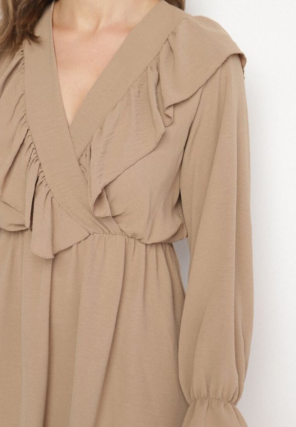 Born2be - Ciemnobeżowa Rozkloszowana Sukienka o Kopertowym Kroju z Falbankami Celonara. Okazja: na imprezę. Typ kołnierza: kołnierz z falbankami. Kolor: beżowy. Typ sukienki: kopertowe. Styl: elegancki