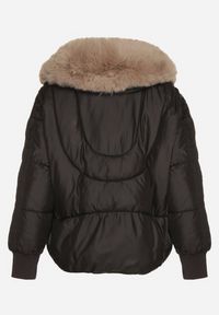 Born2be - Czarna Pikowana Kurtka o Pudełkowym Kroju z Kapturem z Futerkiem Rivitta. Okazja: do pracy, na co dzień, na spotkanie biznesowe. Typ kołnierza: kaptur. Kolor: czarny. Materiał: futro. Wzór: paski, aplikacja. Styl: klasyczny, casual, elegancki, biznesowy #5