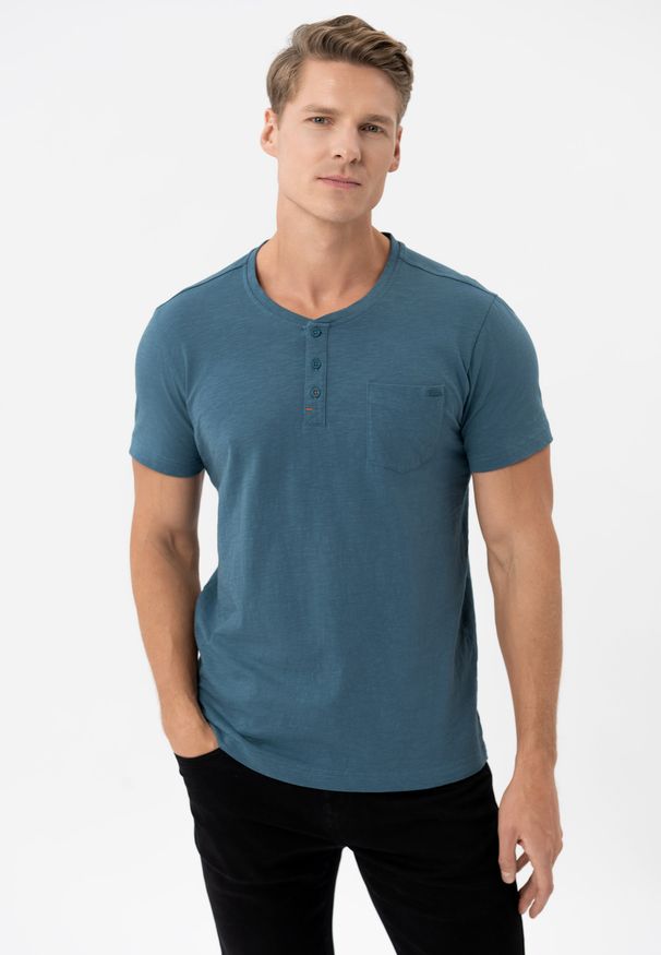 Volcano - T-shirt z rozpinanym dekoltem TM-HUBRIS. Kolekcja: plus size. Materiał: bawełna, materiał. Długość rękawa: krótki rękaw. Długość: krótkie. Wzór: aplikacja. Styl: klasyczny