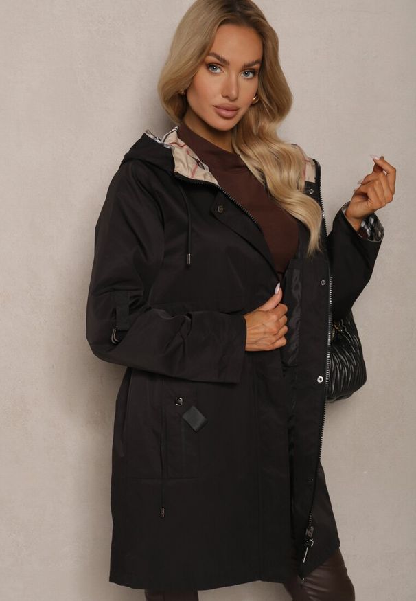 Renee - Czarna Kurtka Typu Parka ze Wzorzystymi Wstawkami w Kapturze i Podpinanych Rękawach Kailenna. Okazja: na co dzień, na spacer. Kolor: czarny. Materiał: dzianina, jeans. Styl: elegancki, casual