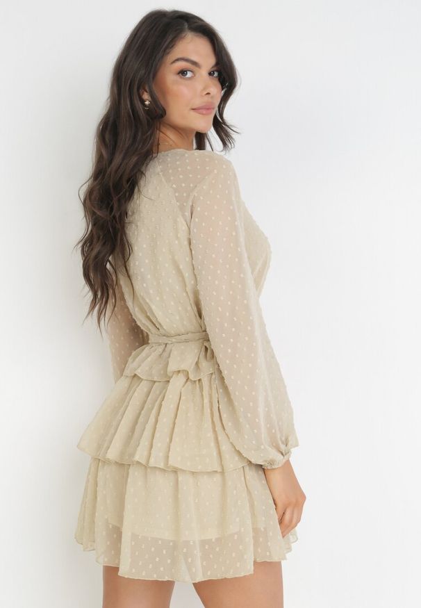 Born2be - Beżowa Sukienka Roseflash. Typ kołnierza: kołnierz z falbankami. Kolor: beżowy. Materiał: materiał, tkanina. Długość: mini