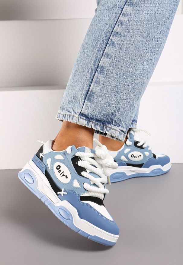 Renee - Niebieskie Sneakersy na Płaskiej Podeszwie Ozdobione Szerokimi Sznurówkami Veniefra. Okazja: na spotkanie biznesowe, na co dzień. Nosek buta: okrągły. Kolor: niebieski. Materiał: jeans. Wzór: aplikacja. Sezon: wiosna, lato. Obcas: na płaskiej podeszwie