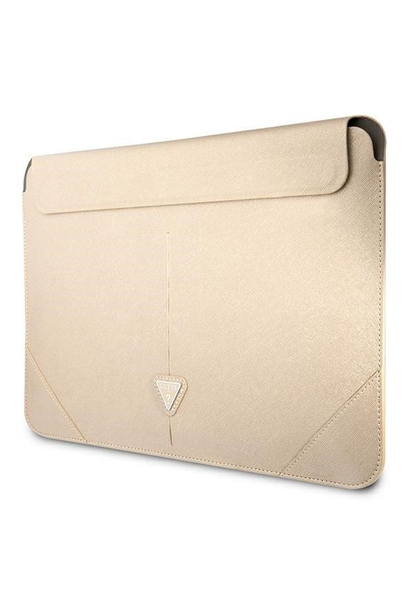 Guess Saffiano Triangle Logo Sleeve - 16'' beżowy. Kolor: beżowy. Materiał: skóra ekologiczna, materiał