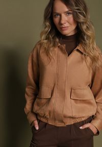 Born2be - Beżowa Kurtka Przejściowa Bomberka z Imitacji Zamszu z Kołnierzykiem Ervila. Okazja: na co dzień. Kolor: beżowy. Materiał: zamsz. Długość: krótkie. Sezon: jesień. Styl: casual #1