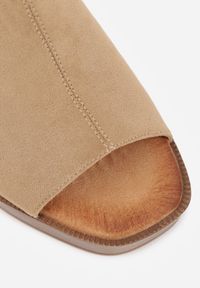 Renee - Ciemnobeżowe Sandały VICES na Słupku i Platformie Stylizowanych na Drewniane Lobenti. Zapięcie: sprzączka. Kolor: beżowy. Materiał: jeans. Sezon: lato. Obcas: na platformie #9