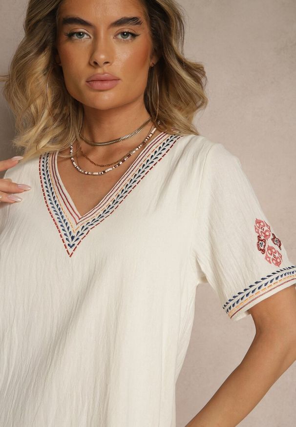 Renee - Czerwona Pudełkowa Sukienka z Bawełny w Hafty w Stylu Boho Felkio. Okazja: na co dzień. Typ kołnierza: dekolt w kształcie V. Kolor: czerwony. Materiał: bawełna. Długość rękawa: krótki rękaw. Wzór: haft. Typ sukienki: proste. Styl: boho