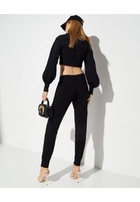 Versace Jeans Couture - VERSACE JEANS COUTURE - Krótka bluza z logo. Kolor: czarny. Materiał: bawełna. Długość: krótkie. Styl: rockowy