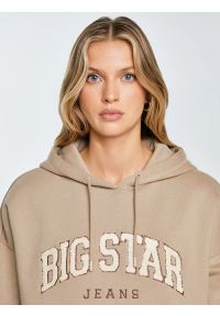 Big-Star - Bluza damska z kapturem z logo BIG STAR beżowa Rubialsa 805. Okazja: na co dzień. Typ kołnierza: kaptur. Kolor: beżowy. Materiał: dzianina, jeans. Wzór: aplikacja. Styl: casual, klasyczny #3