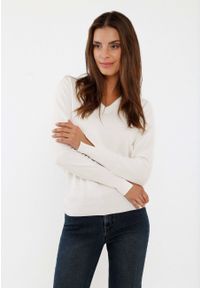 Volcano - Sweter z dekoltem w serek S-NELI. Typ kołnierza: dekolt w serek. Kolekcja: plus size. Materiał: prążkowany, dzianina. Wzór: gładki. Styl: elegancki