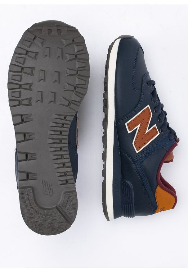New Balance ML574OMC Sneakersy męskie granatowe. Kolor: niebieski. Materiał: guma, zamsz, materiał. Szerokość cholewki: normalna. Sezon: lato. Model: New Balance 574. Sport: bieganie