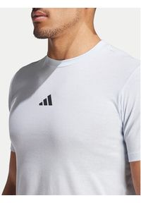 Adidas - adidas T-Shirt Workout Logo IT2128 Niebieski Regular Fit. Kolor: niebieski. Materiał: syntetyk