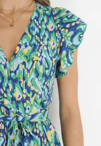 Born2be - Granatowo-Zielona Błyszcząca Sukienka Maxi z Falbankami i Materiałowym Paskiem Xisezi. Okazja: na co dzień. Typ kołnierza: kołnierz z falbankami. Kolor: niebieski. Materiał: materiał. Długość rękawa: krótki rękaw. Typ sukienki: rozkloszowane. Styl: casual. Długość: maxi #5