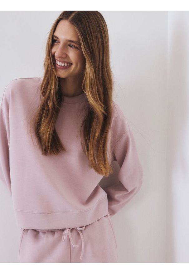 Reserved - Bluza z dodatkiem modalu - pastelowy róż. Kolor: różowy. Materiał: dzianina
