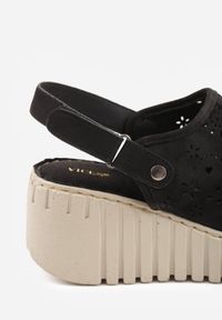 Born2be - Czarne Sandały Vices na Koturnie z Ażurową Cholewką Sarandria. Okazja: na co dzień. Zapięcie: rzepy. Kolor: czarny. Wzór: ażurowy. Sezon: lato. Obcas: na koturnie. Styl: elegancki, casual #7