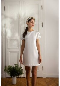 Makover - Elegancka sukienka mini krótkie bufiaste rękawy ecru. Okazja: na imprezę, na ślub cywilny, na wesele. Styl: elegancki. Długość: mini