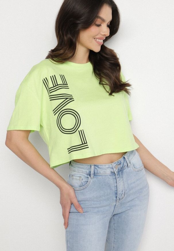 Born2be - Zielony Krótki Bawełniany T-shirt z Napisem Sannirra. Okazja: na co dzień. Kolor: zielony. Materiał: bawełna. Długość: krótkie. Wzór: napisy. Styl: klasyczny, casual