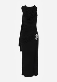 Born2be - Czarna Koktajlowa Sukienka Zdobiona Wszytym Szalem i Elegancką Broszką Cezarie. Okazja: na imprezę. Kolor: czarny. Wzór: aplikacja. Styl: wizytowy, elegancki #3