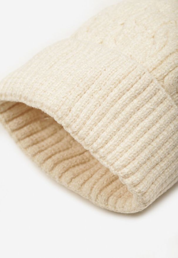 Born2be - Beżowa Czapka z Pomponem Zdobiona Warkoczowym Splotem Emmirae. Kolor: beżowy. Materiał: dzianina, jeans. Wzór: aplikacja, ze splotem. Styl: klasyczny, casual, elegancki, sportowy