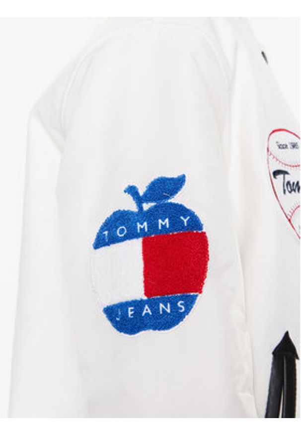 Tommy Jeans Kurtka bomber Letterman DW0DW14940 Biały Oversize. Kolor: biały. Materiał: syntetyk