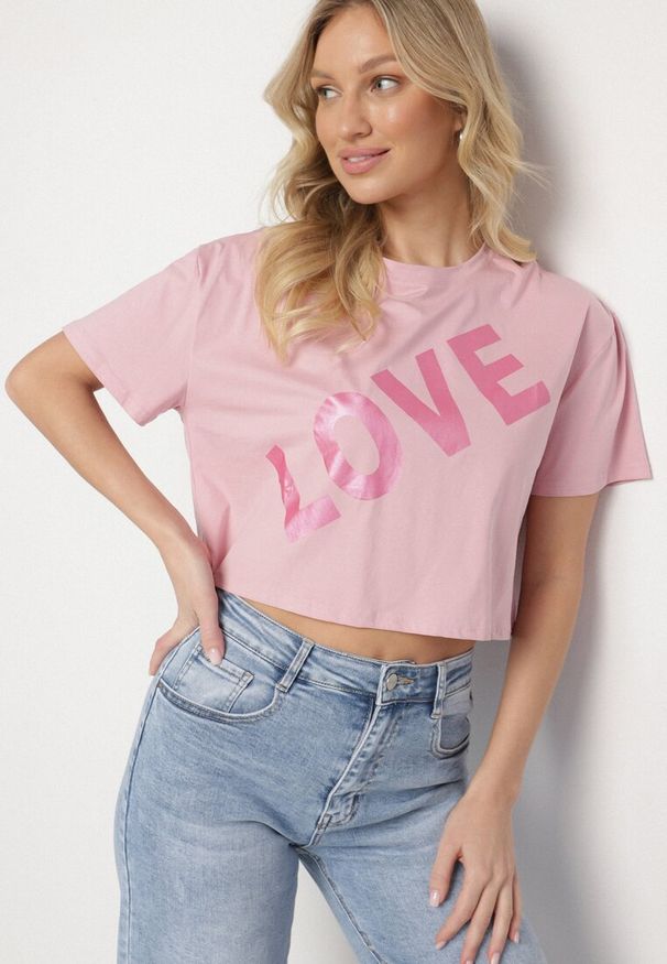 Born2be - Różowy Bawełniany T-shirt Oversize o Krótkim Kroju z Napisem Sannelia. Okazja: na co dzień. Kolor: różowy. Materiał: bawełna. Długość: krótkie. Wzór: napisy. Styl: casual