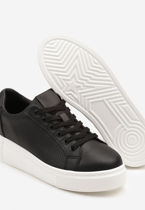 Renee - Czarne Sneakersy Skórzane na Platformie z Ozdobą i Perforacją Neolivia. Okazja: na co dzień. Kolor: czarny. Materiał: skóra. Wzór: aplikacja. Obcas: na platformie