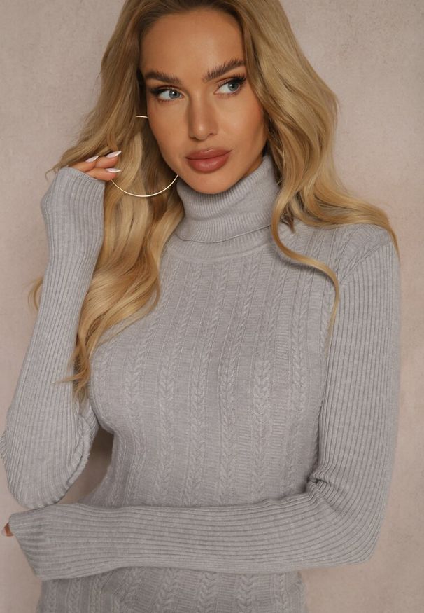 Renee - Jasnoszary Casualowy Golf Ozdobiony Tłoczeniem Irithias. Okazja: na co dzień. Typ kołnierza: golf. Kolor: szary. Materiał: jeans. Wzór: aplikacja. Styl: casual