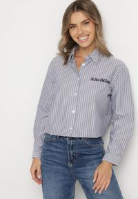 Born2be - Granatowa Koszula w Paski Zdobiona Haftem Denelle. Okazja: na co dzień, do pracy, na spotkanie biznesowe. Typ kołnierza: kołnierzyk klasyczny. Kolor: niebieski. Materiał: jeans. Długość rękawa: długi rękaw. Długość: długie. Wzór: aplikacja, haft, paski. Styl: biznesowy, klasyczny, casual #7