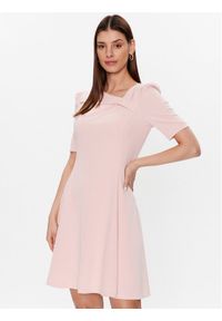 DKNY Sukienka koktajlowa DD2K1418 Różowy Regular Fit. Kolor: różowy. Materiał: syntetyk. Styl: wizytowy #1