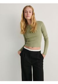 Reserved - Sweter slim fit - ciemnozielony. Kolor: zielony. Materiał: wiskoza, dzianina